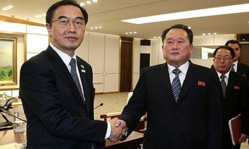 Trưởng phái đoàn đàm phán Triều Tiên Ri Son Gwon (phải) bắt tay người đồng cấp Hàn Quốc Cho Myoung-gyon trong cuộc đàm phán liên Triều ngày 9/1. Ảnh: Reuters.