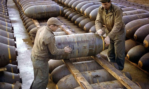 Hai người lính Mỹ vận chuyển cẩn thận từng quả bom tại kho đạn dược năm 1944. Trong Thế chiến 2, phe Đồng minh và phe phát xít đã sử dụng lượng lớn đạn dược, vũ khí nguy hiểm và gây ra cái chết của hàng triệu người.