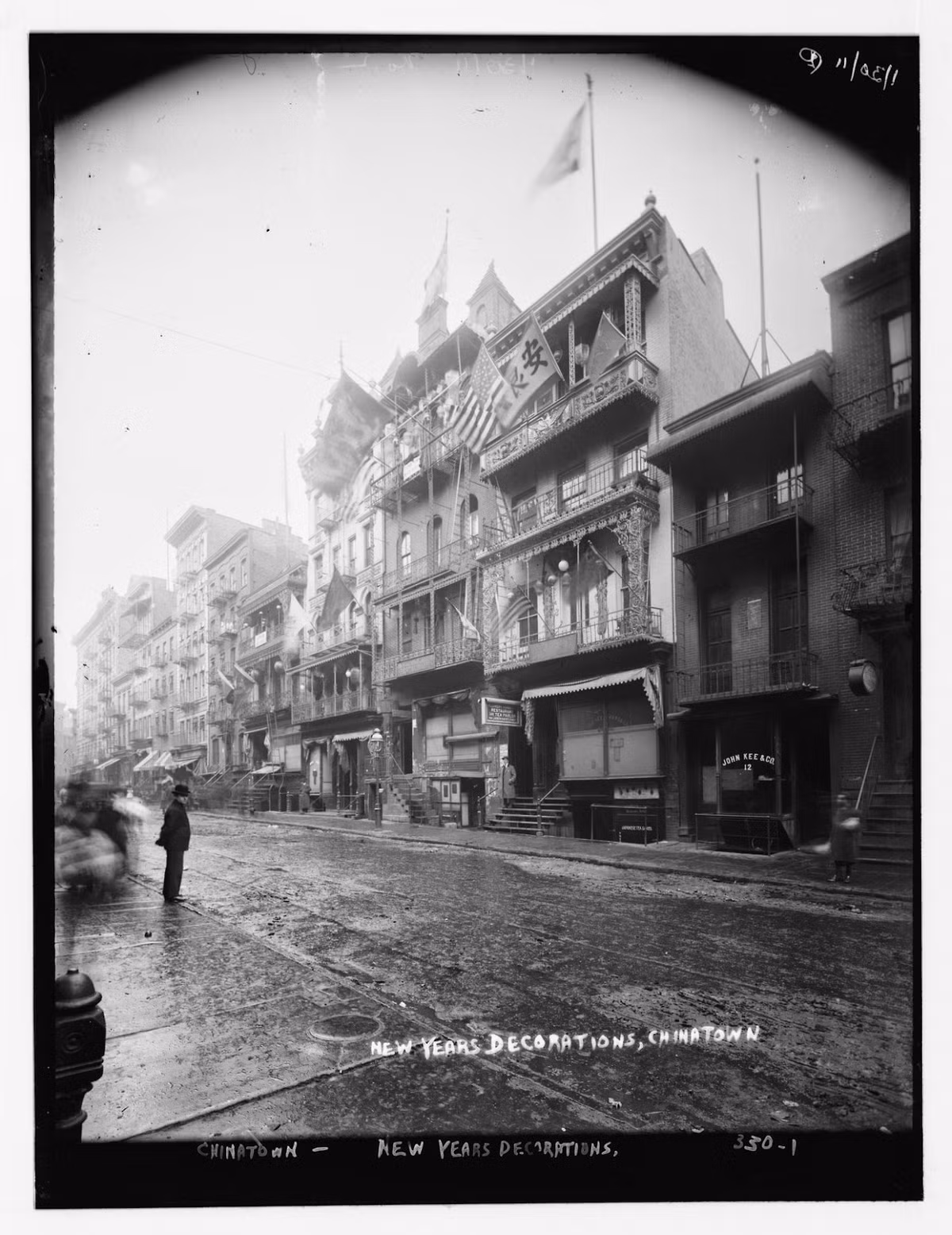 Nhiều nhà của người Trung Quốc treo cờ trước cửa dịp Tết. Ảnh chụp ở ở Chinatown, New York năm 1910.