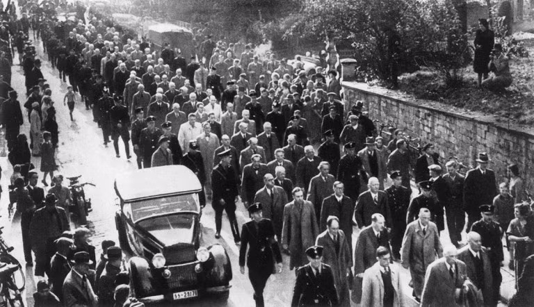 Trong thời gian thực hiện cuộc diệt chủng Holocaust, phát xít Đức bắt người Do Thái vào sống trong các khu ổ chuột hoặc vào các trại tập trung.