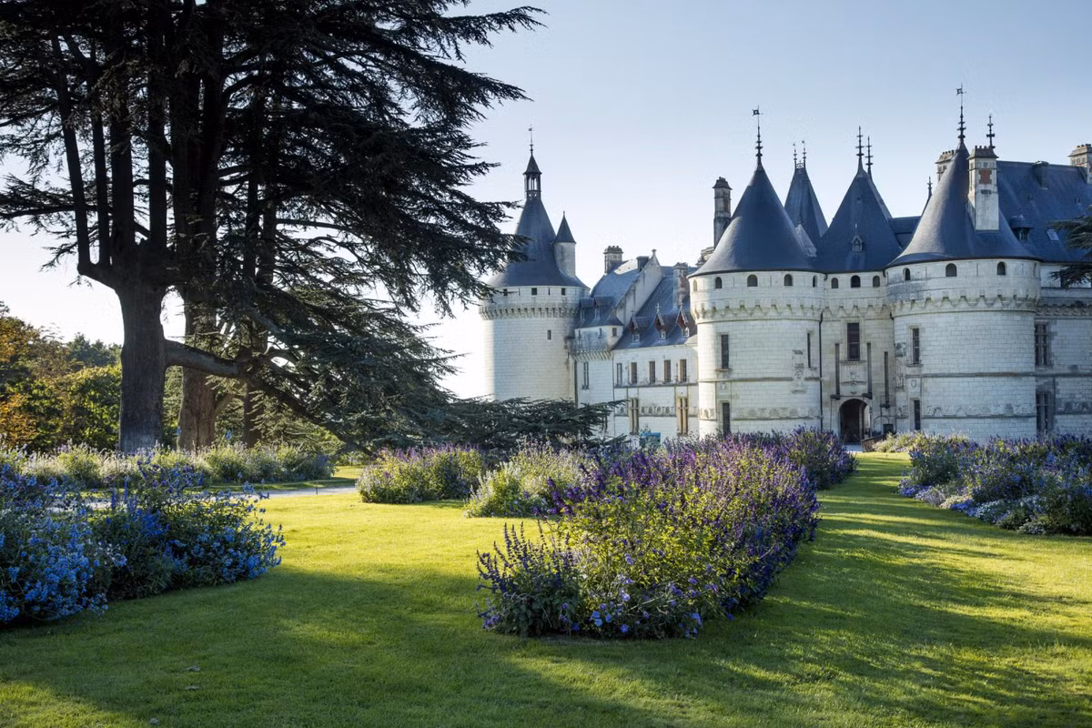 Do lâu đài Chateau de Chaumont được xây dựng trên những nhịp uốn bắc qua sông Cher, phụ lưu của sông Loire nên du khách có thể nhìn thấy hình ảnh công trình này soi bóng dưới mặt nước tuyệt đẹp.