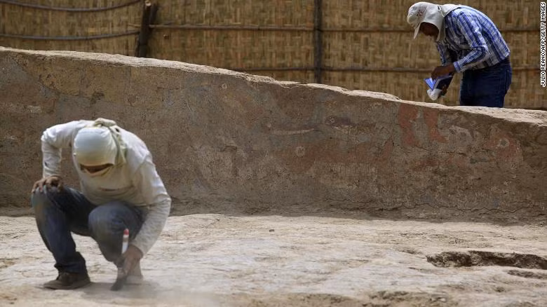 Chuyên gia cẩn thận khi tiếp xúc một bức tranh sơn dầu dài khoảng 10m miêu tả một chiếc thuyền đánh cá.