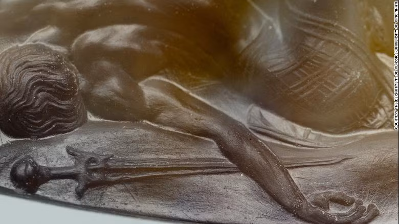 Viên ngọc có kích cỡ bằng ngón tay cái, dài khoảng 3,6 cm lại có thể miêu tả chi tiết về cuộc chiến tay ba ác liệt giữa 3 chiến binh.