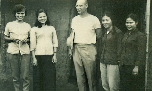 Grothendieck trong chuyến sang Việt Nam, cùng với các học trò của mình trong rừng. GS. Hoàng Xuân Sính áo trắng, tóc ngắn. Ảnh: Wikimedia.
