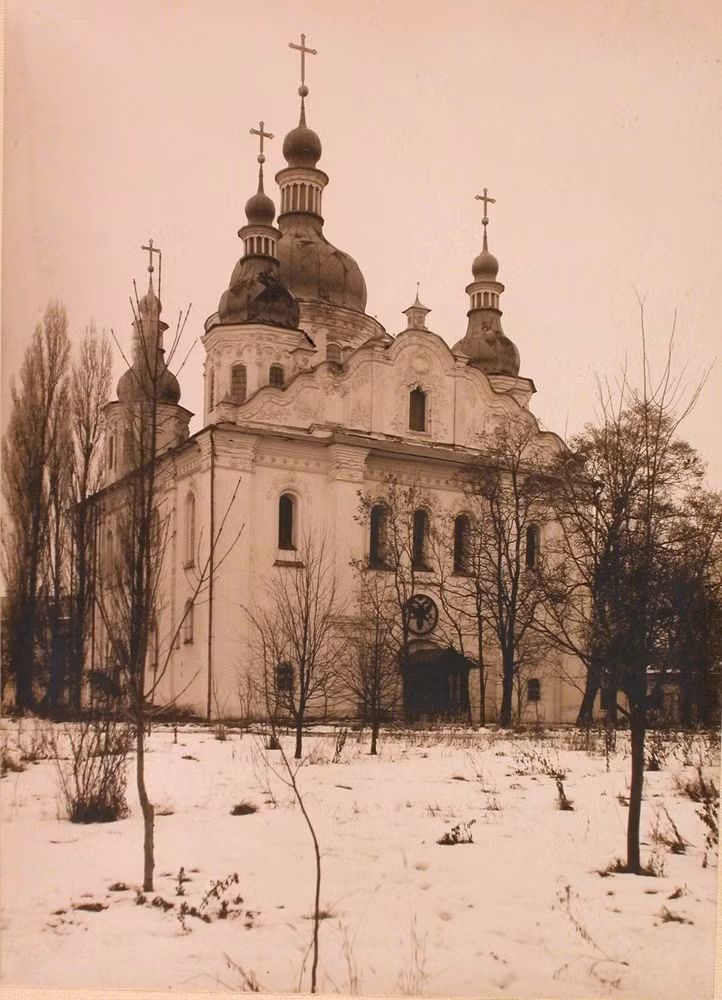 Bên trong khuôn viên bệnh viện quân sự này có một nhà thờ (trong ảnh).