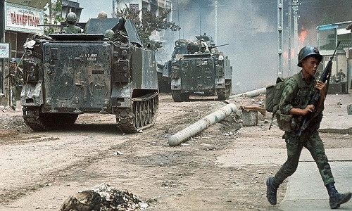 Xe tăng của Mỹ yểm trợ hoạt động của binh sĩ trong dịp Tết Mậu thân 1968.