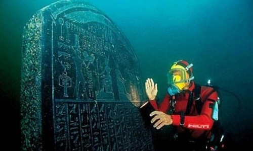 Năm 2001, nhà khảo cổ Frank Goddio đã tình cờ phát hiện ra thành phố này khi đang lặn tìm tàu chiến của Pháp ở ngoài khơi bờ biển Ai Cập. Thành phố cổ xưa Heracleion vẫn còn trong tình trạng khá tốt. Nhiều thứ được tìm thấy gần như nguyên vẹn gồm: ngôi đền Amun-Gerb, các bức tượng pharaoh khổng lồ, hàng trăm tượng thần nhỏ, một bức tượng nhân sư, 64 tàu cổ, 700 mỏ neo...