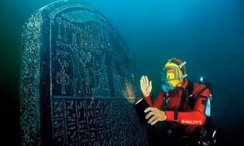 Năm 2001, nhà khảo cổ Frank Goddio đã tình cờ phát hiện ra thành phố này khi đang lặn tìm tàu chiến của Pháp ở ngoài khơi bờ biển Ai Cập. Thành phố cổ xưa Heracleion vẫn còn trong tình trạng khá tốt. Nhiều thứ được tìm thấy gần như nguyên vẹn gồm: ngôi đền Amun-Gerb, các bức tượng pharaoh khổng lồ, hàng trăm tượng thần nhỏ, một bức tượng nhân sư, 64 tàu cổ, 700 mỏ neo...