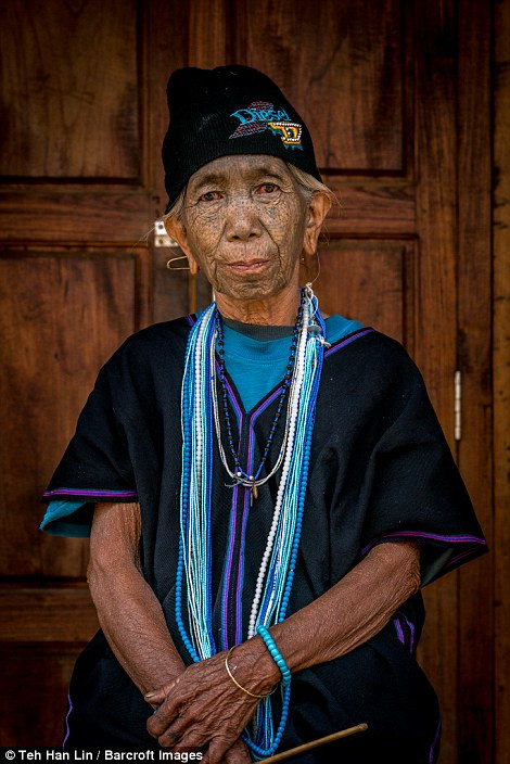 Truyền thống xăm kín mặt này được phụ nữ 2 bộ tộc trên thực hiện cho đến những năm 1960.