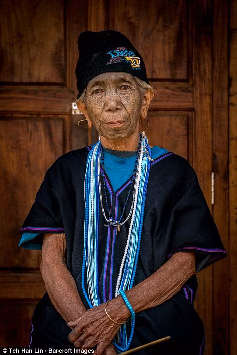 Truyền thống xăm kín mặt này được phụ nữ 2 bộ tộc trên thực hiện cho đến những năm 1960.