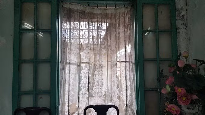 Khung cửa sổ tầng 3 - nơi ông Thái An thường ngồi trầm ngâm, nhớ về một thời quá vãng. Ảnh: Thanh Hải