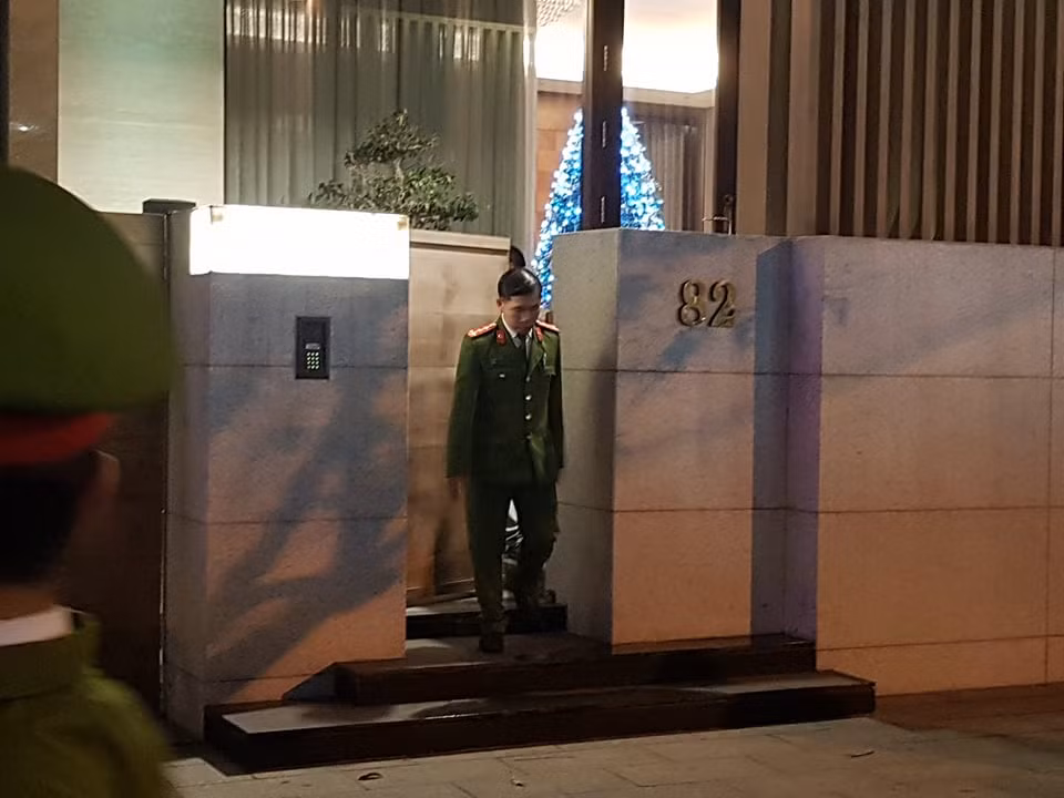 Cán bộ điều tra đi ra từ nhà ông Vũ "nhôm" tối 21.12. Ảnh Đình Thiên