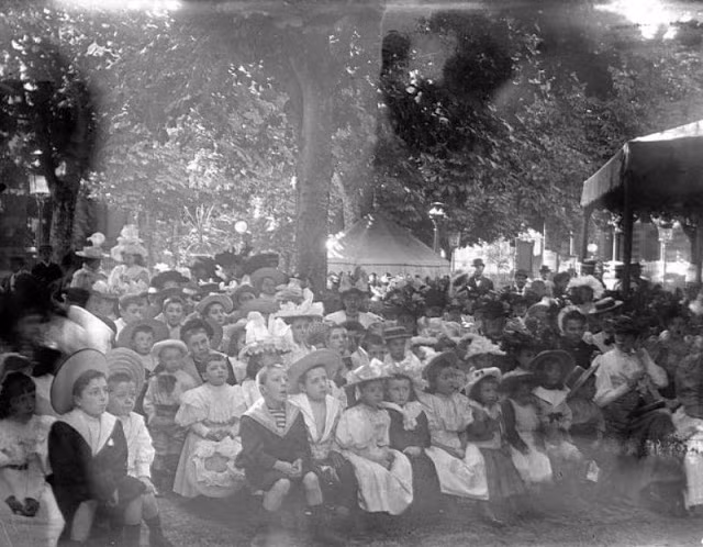 Các em học sinh tham gia một sự kiện tổ chức ngoài trời.