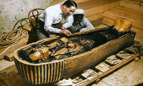 Một trong những sự kiện lịch sử quan trọng xảy ra năm 1922 là việc lần đầu tiên phát hiện lăng mộ của vị pharaoh nổi tiếng nhất Ai Cập Tutankhamun ở Thung lũng của các vị vua. Đây được coi là một trong những phát hiện khảo cổ học quan trọng nhất thế giới.