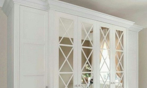 Chiếc tủ gương giúp căn phòng thêm sáng sủa và rộng rãi.