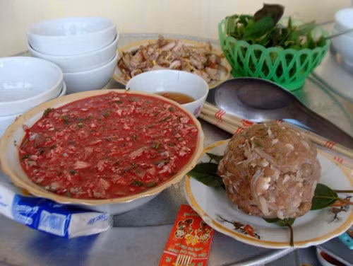 Trong các ngày lễ Tết, người làng Vị Thủy không thể thiếu được món nem sống.