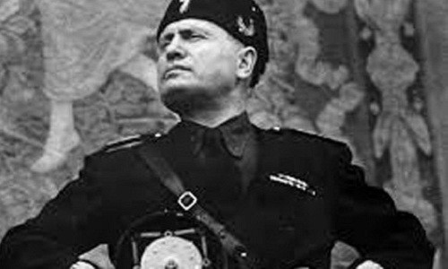 Tuy nhiên, đến ngày 28/4/1945, Mussolini bị du kích quân hành quyết tại Milan rồi treo ngược xác trên quảng trường.