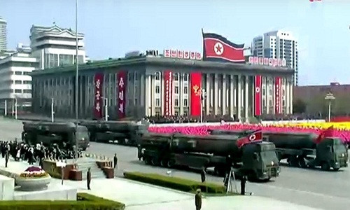 Một số tên lửa mới chưa rõ thông tin được Triều Tiên công bố trong lễ diễu binh. Ảnh: KCTV.