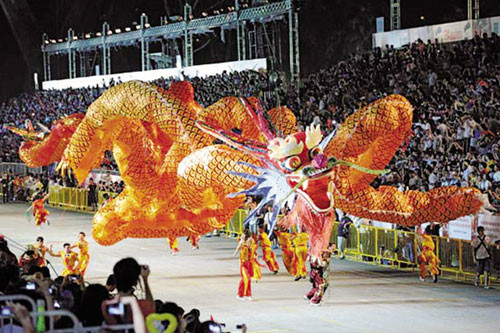 Singapore đón Tết Âm lịch như nhiều nước châu Á. Vào dịp này, người dân tổ chức nhiều lễ hội độc đáo, thu hút sự quan tâm của người dân trong và ngoài nước.