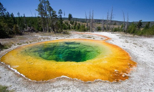 Hồ Morning Glory là mạch nước nóng đẹp nhất và nổi tiếng nhất thuộc vườn quốc gia Yellowstone, bang Wyoming, Mỹ. Địa điểm này nổi tiếng với vẻ đẹp rực rỡ giống như 7 sắc cầu vồng khi ánh nắng mặt trời chiếu vào.
