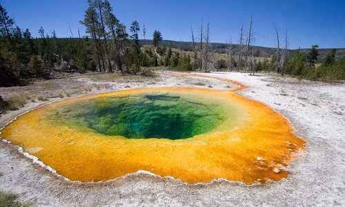 Hồ Morning Glory là mạch nước nóng đẹp nhất và nổi tiếng nhất thuộc vườn quốc gia Yellowstone, bang Wyoming, Mỹ. Địa điểm này nổi tiếng với vẻ đẹp rực rỡ giống như 7 sắc cầu vồng khi ánh nắng mặt trời chiếu vào.