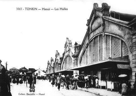 Rất nhiều mặt hàng được bán tại chợ Đồng Xuân từ nông sản như gạo, ngô cho đến hoa quả, thịt cá...