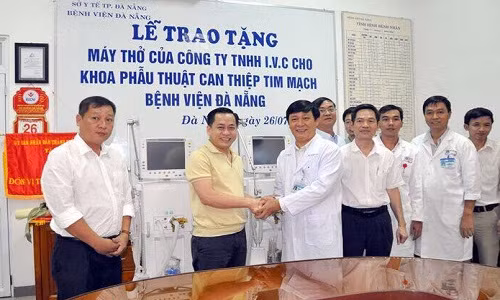 Ông Vũ "nhôm" (áo vàng) tặng máy thở cho bệnh viện Đà Nẵng.