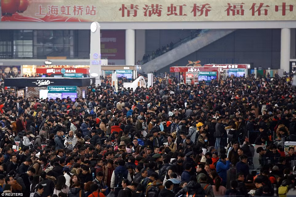 Chính vì vậy, những ngày giáp Tết, hàng triệu người Trung Quốc sống xa nhà sẽ trở về quê, cùng gia đình sum họp đón Tết hay còn được gọi là “chunyun”. Do vậy, cuộc di cư mùa Xuân hay còn gọi là "Chunyun" đã trở thành nét văn hóa ở quốc gia này.