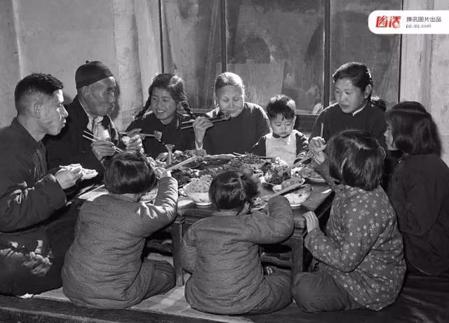 Tết Âm lịch cũng là thời gian các thành viên trong gia đình Trung Quốc sum họp, cùng nhau ăn cơm và đón chào năm mới.