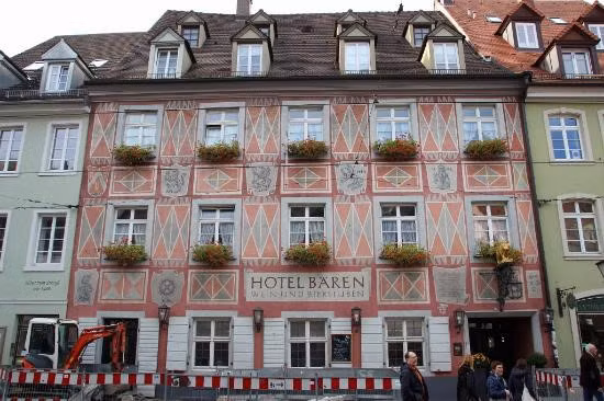 Zum Roten Bären, Freiburg, Đức: Zum Roten Bären, còn được gọi là "con gấu đỏ", là khách sạn lâu đời nhất ở Đức, được xây dựng từ năm 1120. Các công tước của Nhà Zähringen đã thành lập khách sạn từ trước khi thành phố Freiberg được thành lập năm 1457. Ảnh: Staedte-fotos.