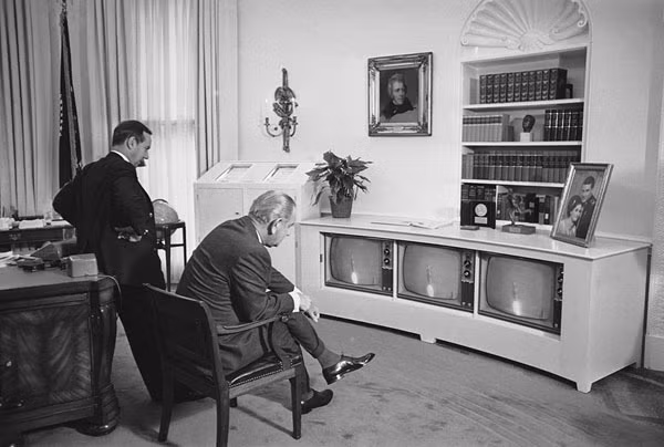 Tổng thống Mỹ Lyndon Johnson và xem Bộ trưởng Ngoại giao Pháp Michel Debre theo dõi sự kiện phóng tên lửa tại Cape Kennedy, Florida qua truyền hình ngày 11/10/1968 tại văn phòng Nhà Trắng.