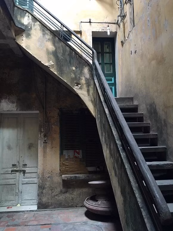 Cầu thang dẫn lên các tầng đã nhuốm màu rêu phong theo năm tháng. Ảnh: Thanh Hải