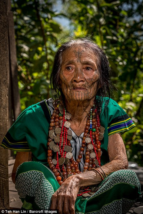 Khi đến tuổi dậy thì (khoảng 12 - 14 tuổi), các bé gái được coi là đã đủ tuổi để xăm mình - biểu tượng của sự trưởng thành.