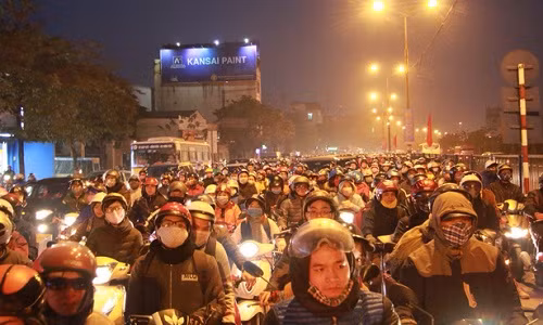 Càng về tối, lượng người và xe đổ về Hà Nội càng đông - Ảnh: DANH TRỌNG.