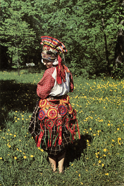 Cô gái khoe vẻ đẹp rực rỡ giữa "thảm hoa" màu vàng ở tỉnh Tula.