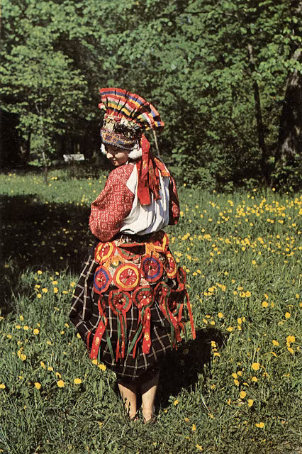 Cô gái khoe vẻ đẹp rực rỡ giữa "thảm hoa" màu vàng ở tỉnh Tula.