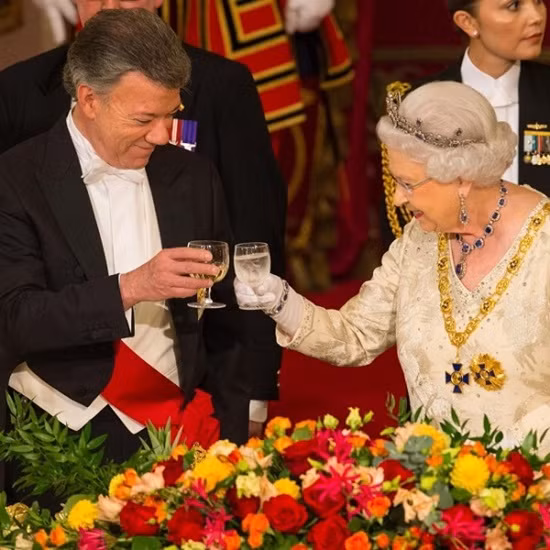 Trong bất kỳ tình huống nào, các thành viên Hoàng gia Anh luôn phải xem xét hành động của Nữ hoàng để cư xử cho đúng. Ví dụ trong bữa tiệc, khi Nữ hoàng dừng ăn, mọi người cũng sẽ kết thúc bữa tiệc tại đó. Ngay cả các em bé Hoàng gia Anh cũng phải tuân thủ quy tắc này.