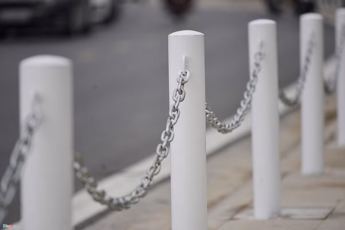 Hàng rào có xích sắt nhằm ngăn chặn tình trạng các phương tiện leo lên vỉa hè, vừa bảo vệ người đi bộ vừa tránh hỏng lớp đá lát.