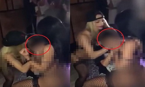 Cậu bé 12 tuổi trong vòng tay hai vũ nữ thoát y