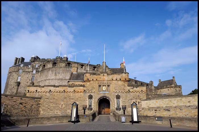 Theo đó, bữa tiệc kinh hoàng tổ chức tại lâu đài Edinburgh đã trở thành một sự kiện đen tối khiến nhiều người rùng mình và bị ám ảnh.