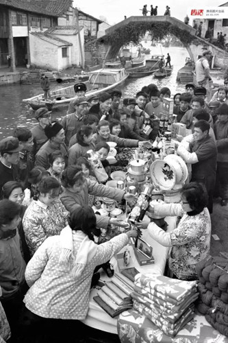 Người dân tất bật mua sắm chuẩn bị một cái Tết đầy đủ bên một cây cầu ở huyện Thiệu Hưng, tỉnh Chiết Giang năm 1980.
