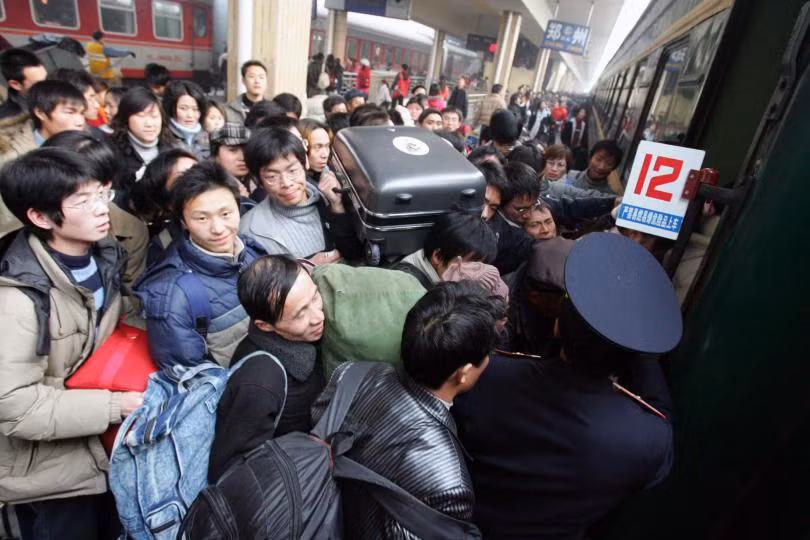 Bộ Giao thông Vận tải Trung Quốc ước tính, trong dịp Tết âm lịch 2017, 2,98 tỷ chuyến đi được tổ chức để phục vụ nhu cầu đi lại của người dân. Con số này không bao gồm chuyến đi đến từ Đài Loan, Hong Kong và Macao.