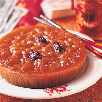 Ngoài bánh sủi cảo, người Trung Quốc còn ăn bánh tổ (Nian Gao) với ý nghĩa sẽ thịnh vượng, tiến bộ, luôn phát triển...