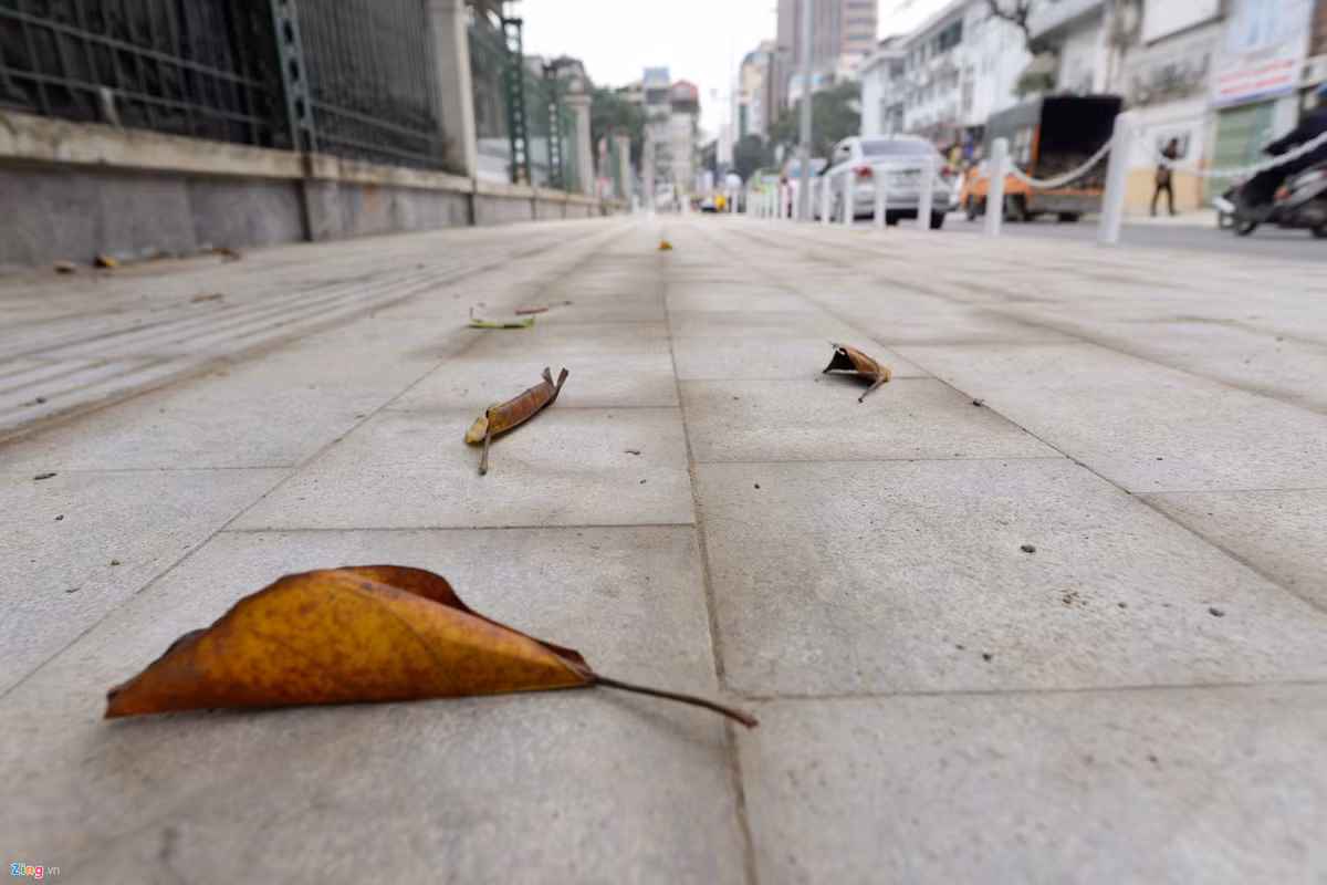 Loại đá xanh được chọn lát vỉa hè thay thế cho loại gạch cũ mà nhiều tuyến phố khác đang sử dụng.