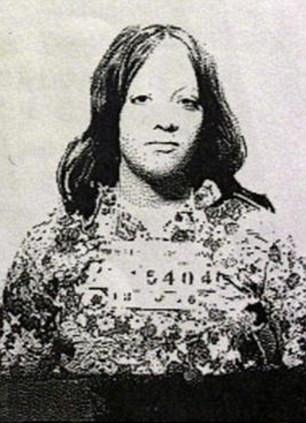 Vào thời điểm đào tẩu khỏi nhà tù, nữ tù nhân Hayman đã thụ án gần nửa thời gian của án phạt 11 năm 6 tháng tù về tội trộm cắp quần áo tại một cửa hàng ở Detroit.