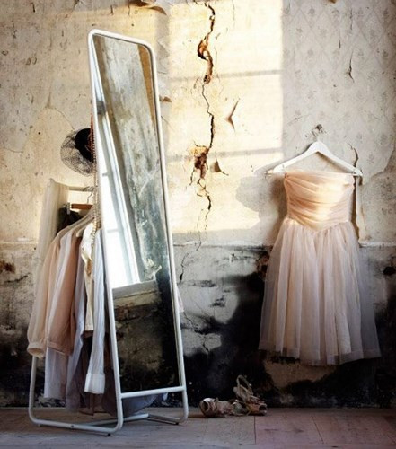 Gương kết hợp với giá treo đồ: Với những khung gương không treo tường, bạn có thể tận dụng khung phía sau để tạo nên giá treo quần áo.