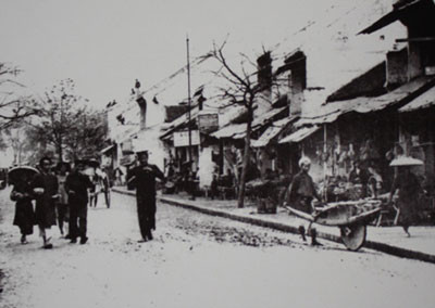 Những cửa hàng san sát nhau trên phố Hàng Điếu.