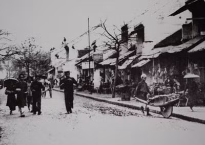 Những cửa hàng san sát nhau trên phố Hàng Điếu.