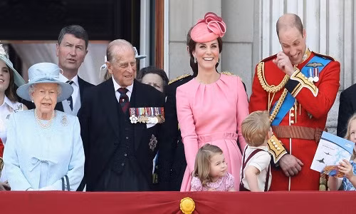 Nữ hoàng Elizabeth II, Hoàng thân Philip chụp ảnh cùng Hoàng tử William và Công nương Kate cùng 2 con: Công chúa Charlotte, Hoàng tử George. Ảnh chụp tại ban công của cung điện Buckingham trong buổi diễu hành ở London tháng 6/2017.