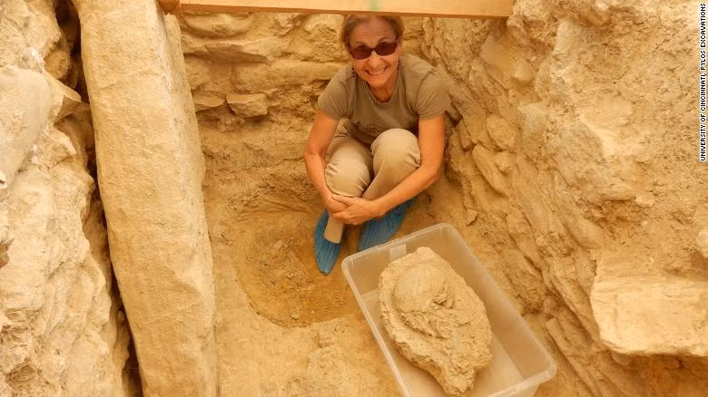 Con dấu giá trị được các chuyên gia khai quật trong lăng mộ cổ của chiến binh Griffin.